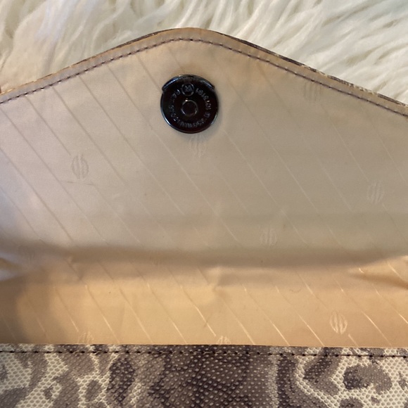 David Dart Purse size long 8.5” and long 8” shoulder sting is 22” not adjustable - Picture 8 of 9